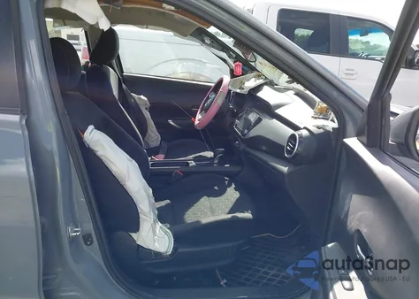 2021 Nissan Kicks Sv Xtronic Cvt z USA, uszkodzony, nr VIN 3N1CP5CV6ML469344